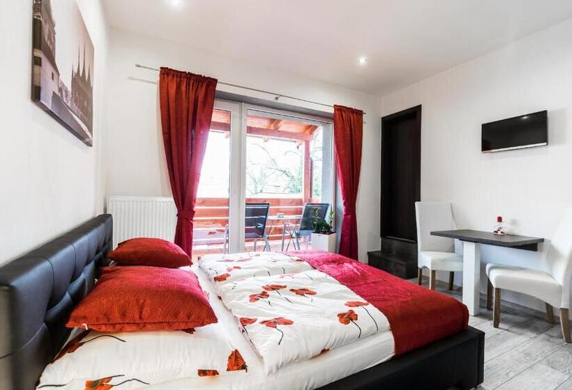 اتاق لوکس با بالکن, Apartments Benešova 6