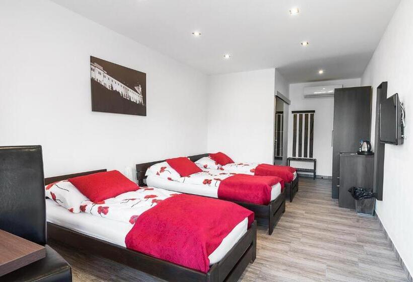 اتاق استاندارد سه تخته با بالکن, Apartments Benešova 6