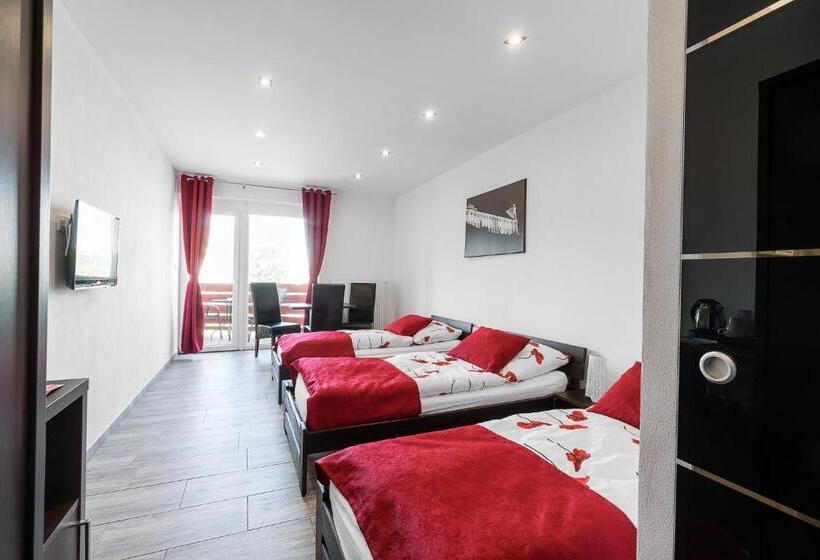 اتاق استاندارد سه تخته با بالکن, Apartments Benešova 6