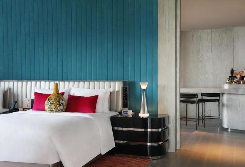 Suite with lake view, W Xian