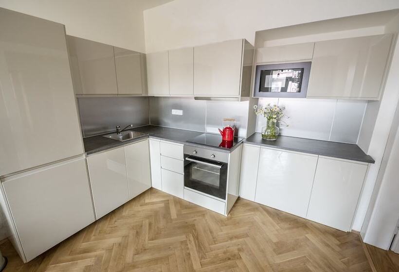 سوییت سوپریور, Letna Garden Suites