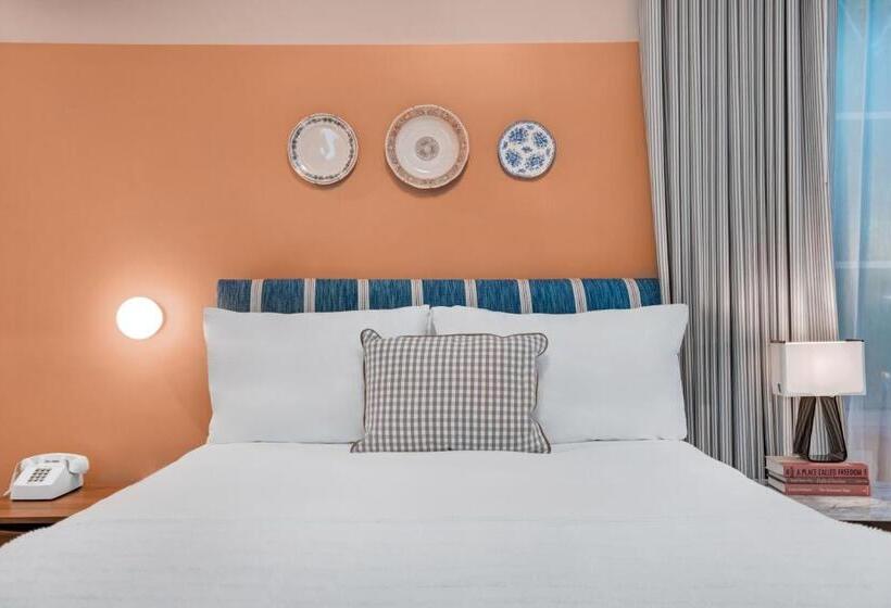 استودیوی استاندارد, Trouvail Miami Beach