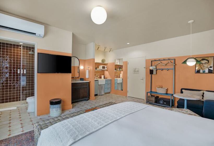 استودیوی لوکس, Trouvail Miami Beach