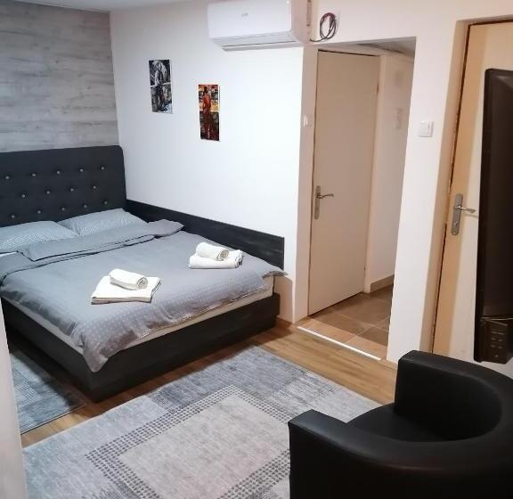 اتاق لوکس با بالکن, Prenoćište Day Holiday