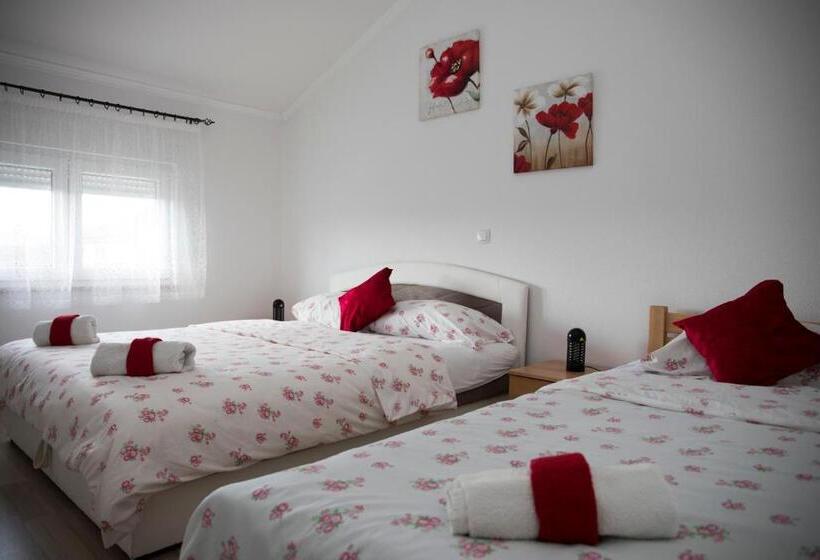 اتاق استاندارد سه نفره, Relax Guest House Blagaj
