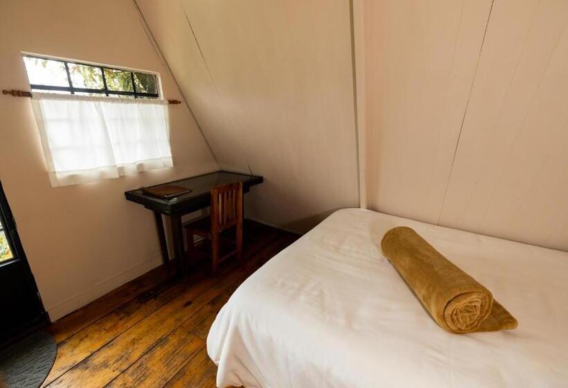 اتاق سه‌نفرۀ استاندارد با سرویس بهداشتی بیرون از اتاق, Earth Lodge