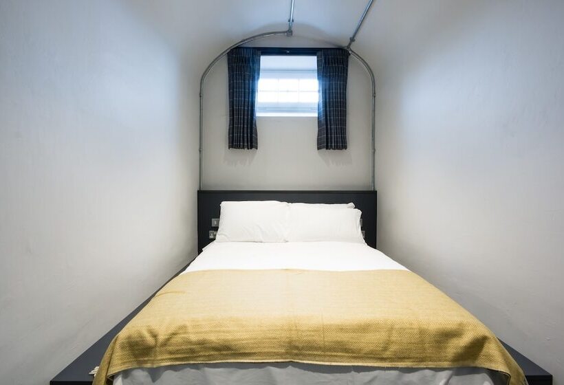 バス共有のスタンダードルーム, Code Pod – The Court  Edinburgh