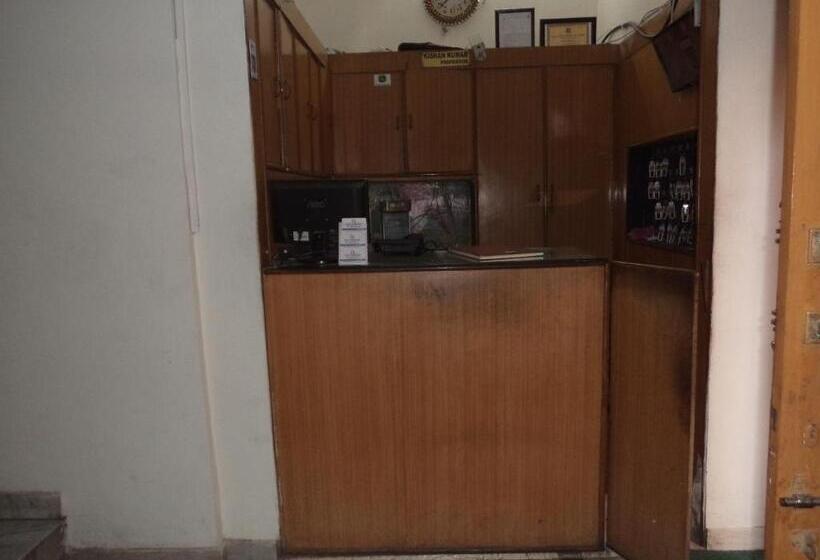 اتاق ساده سه‌ نفره, Budget Accommodation Near Station Road