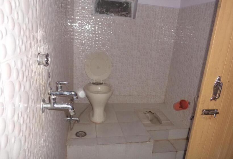 اتاق ساده سه‌ نفره, Budget Accommodation Near Station Road