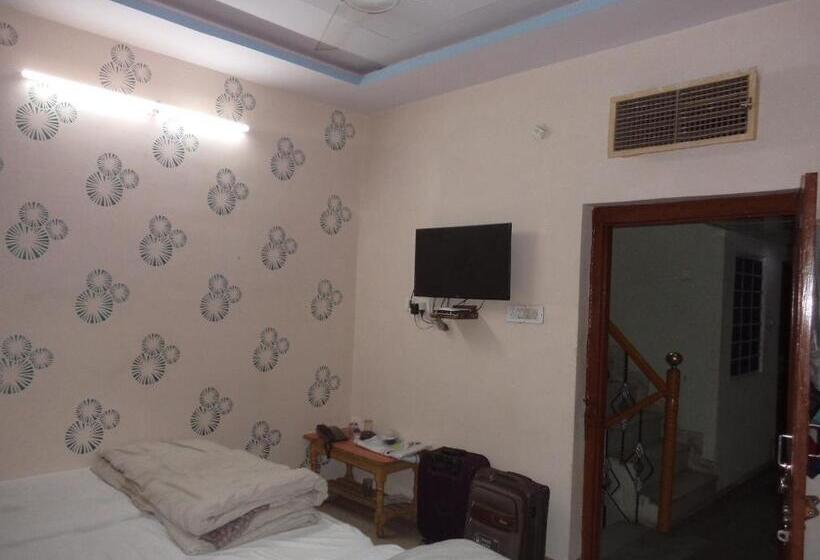 اتاق ساده سه‌ نفره, Budget Accommodation Near Station Road
