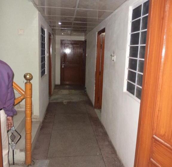 اتاق ساده سه‌ نفره, Budget Accommodation Near Station Road