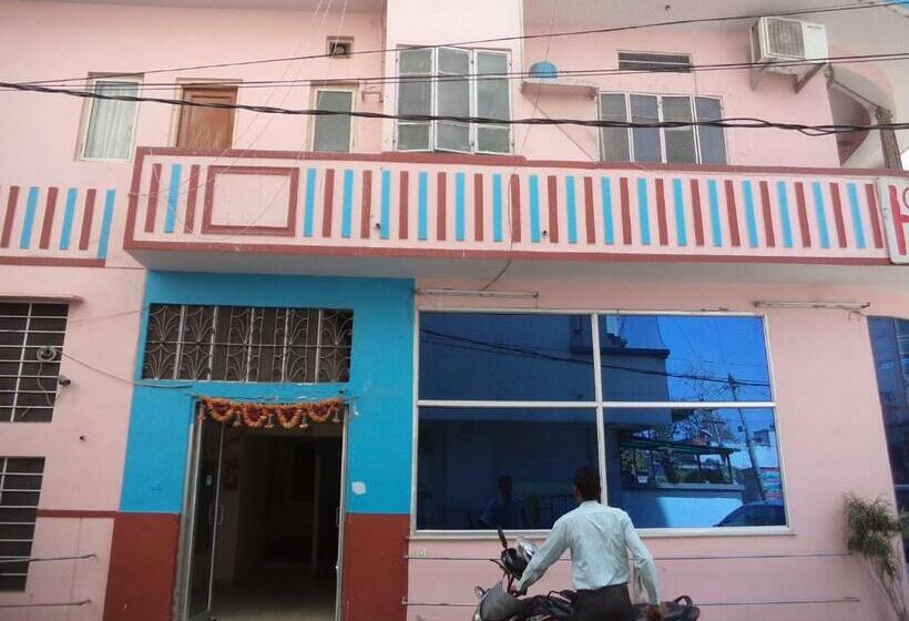اتاق اکونومی, Gajraj Bari
