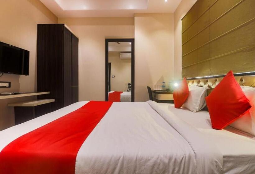 اتاق لوکس با تخت بزرگ, Aditya Residency