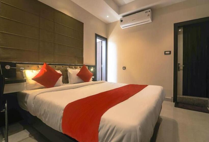 اتاق لوکس با تخت بزرگ, Aditya Residency