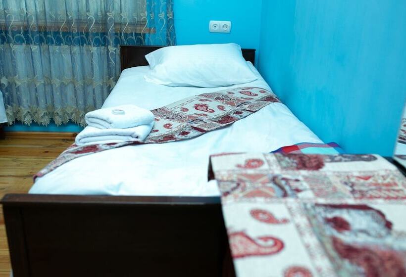تختخواب در اتاق مشترک, Khurma Hostel
