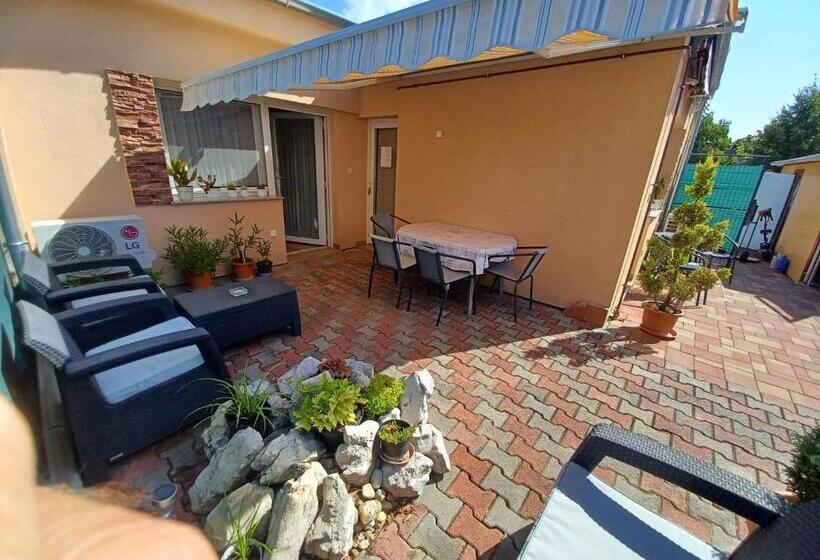 اتاق خانوادگی, Tulipán Apartmanház