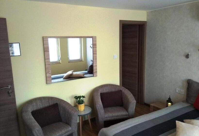 اتاق لوکس, Tulipán Apartmanház