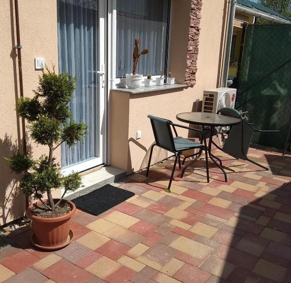 اتاق لوکس با تخت بزرگ, Tulipán Apartmanház
