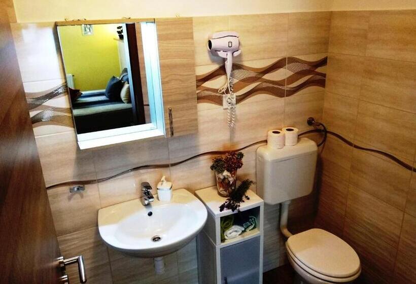 اتاق لوکس با تخت بزرگ, Tulipán Apartmanház