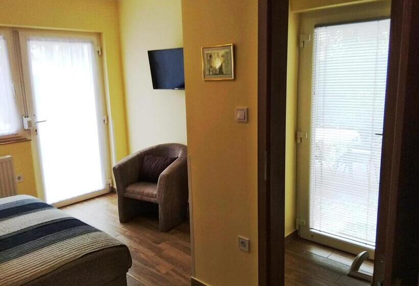 اتاق لوکس با تخت بزرگ, Tulipán Apartmanház