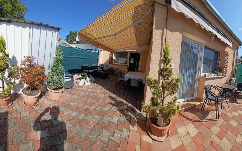 کلبه ییلاقی, Tulipán Apartmanház