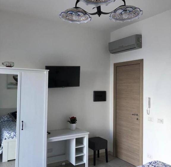 اتاق لوکس با چشم‌انداز دریا, Deluxe Lipari Room