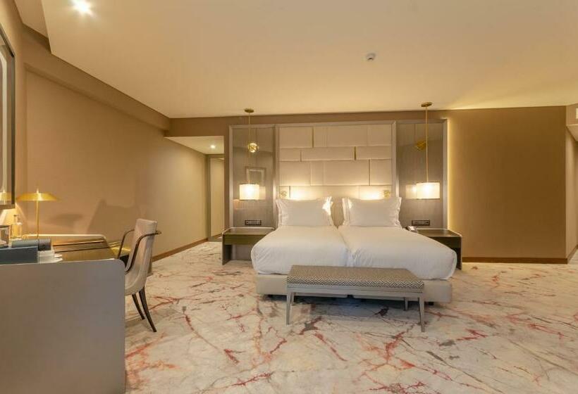 اتاق لوکس با چشم‌انداز, Turim Boulevard