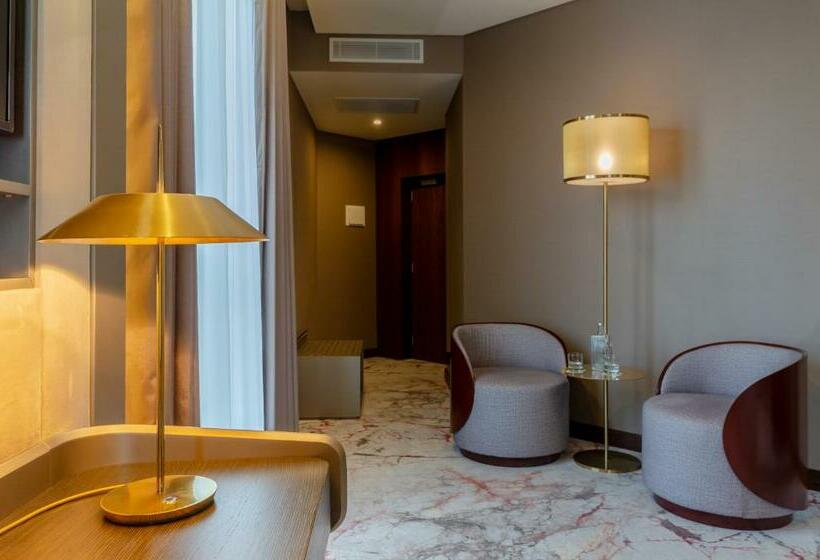 اتاق لوکس با چشم‌انداز, Turim Boulevard