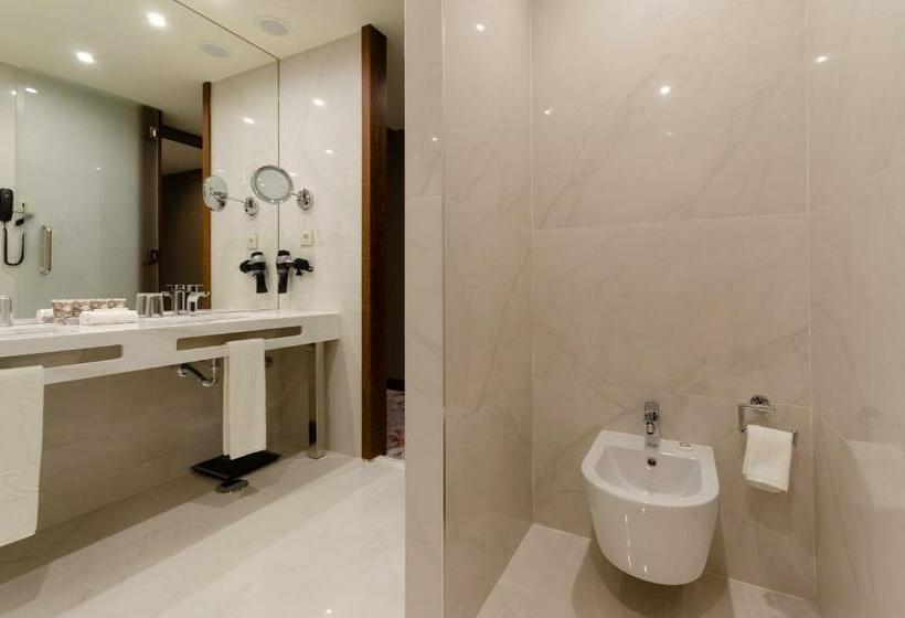 اتاق لوکس با چشم‌انداز, Turim Boulevard