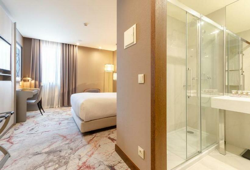 اتاق لوکس با چشم‌انداز, Turim Boulevard