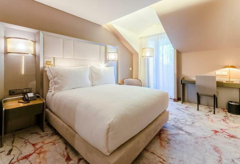 اتاق لوکس با چشم‌انداز, Turim Boulevard