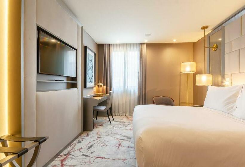 اتاق لوکس با چشم‌انداز, Turim Boulevard