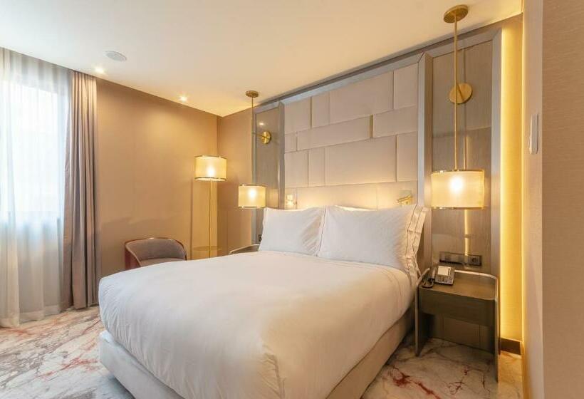 اتاق لوکس با چشم‌انداز, Turim Boulevard