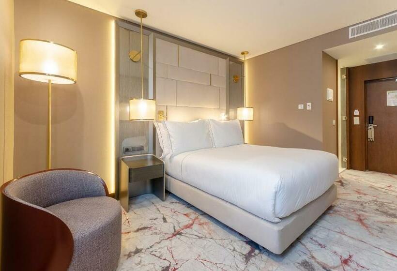اتاق لوکس با چشم‌انداز, Turim Boulevard