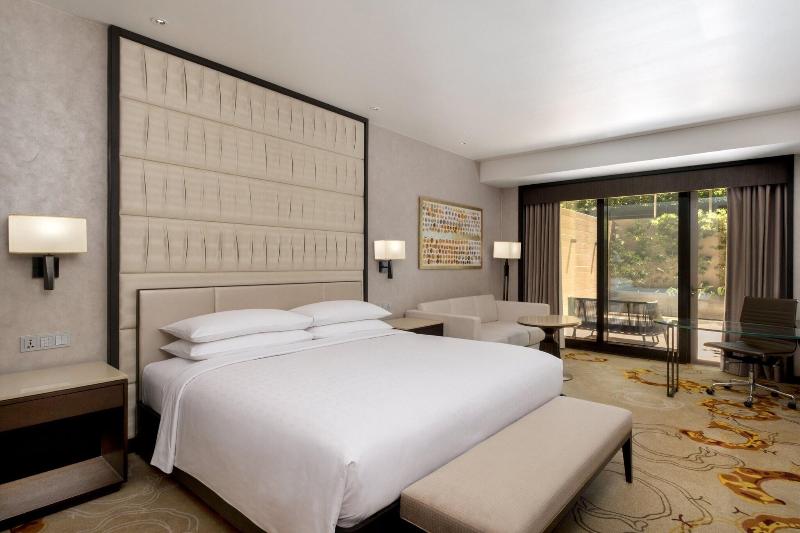 اتاق استاندارد با تخت بزرگ, Sheraton Manila