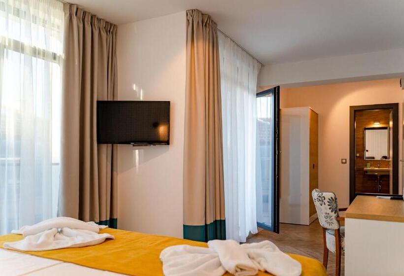 اتاق لوکس, Family Hotel Laxo