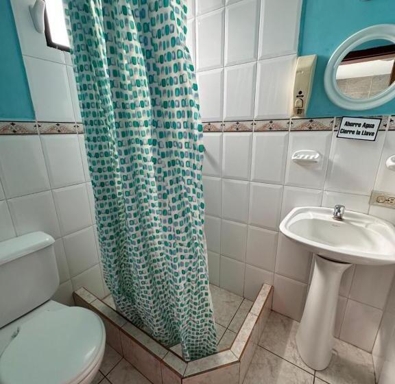 חדר סטנדרטי לשלושה עם נוף, Kanoas Hostal