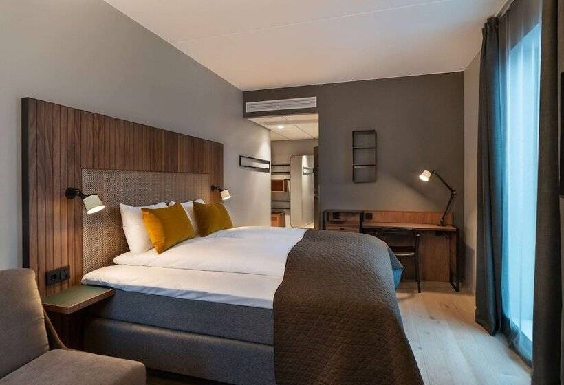 اتاق خانوادگی, Quality Hotel River Station