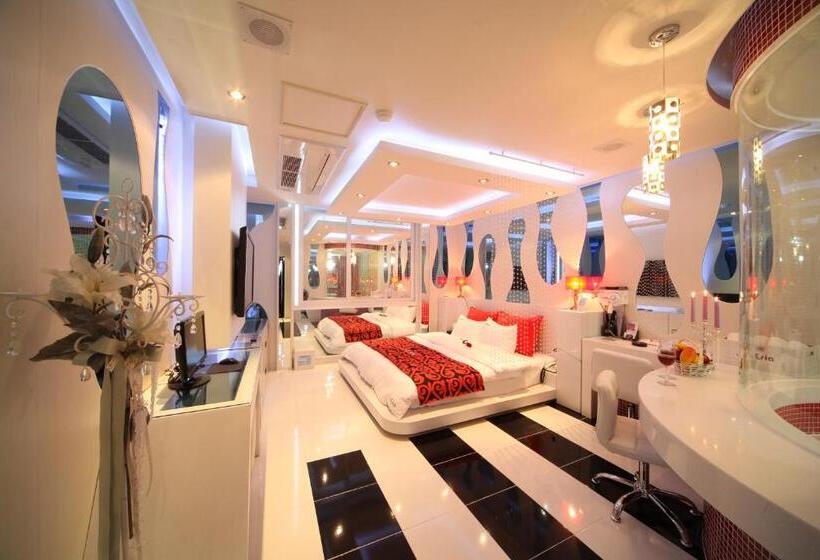اتاق لوکس, Esia