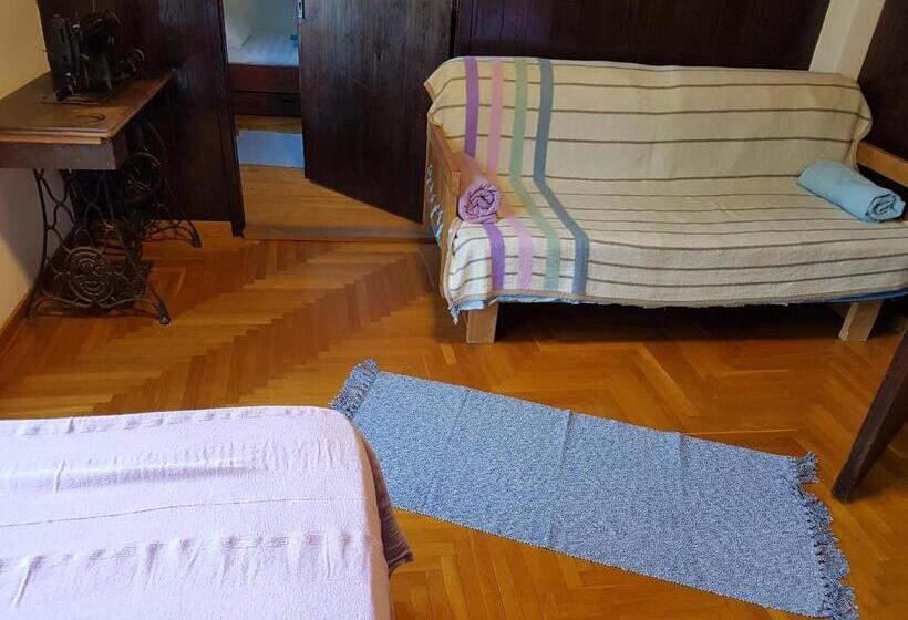 اتاق استاندارد سه تخته با سرویس بهداشتی مشترک, Nena & Rale Rooms