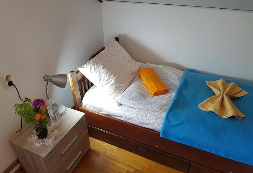 اتاق استاندارد سه تخته با سرویس بهداشتی مشترک, Nena & Rale Rooms