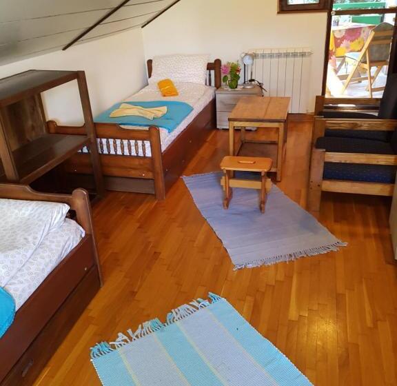 اتاق استاندارد سه تخته با سرویس بهداشتی مشترک, Nena & Rale Rooms