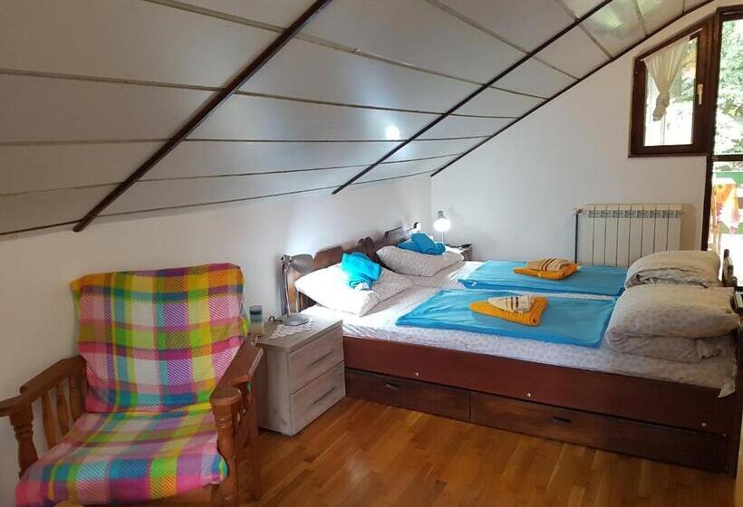 اتاق استاندارد سه تخته با سرویس بهداشتی مشترک, Nena & Rale Rooms