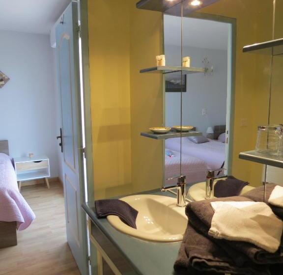 اتاق استاندارد سه تخته با بالکن, Chambre D Hotes Champagne Laval Louis