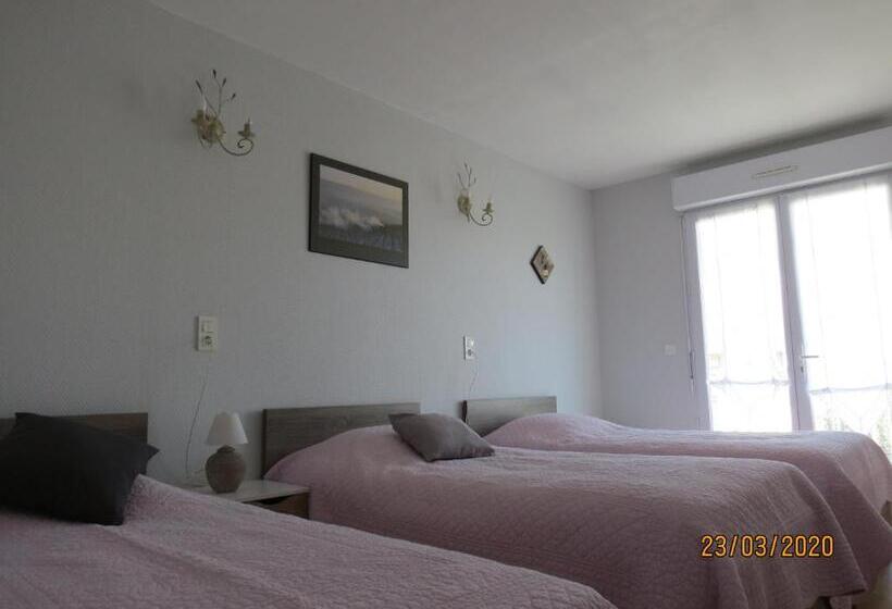 اتاق استاندارد سه تخته با بالکن, Chambre D Hotes Champagne Laval Louis