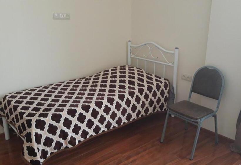 اتاق استاندارد سه نفره, Guest House Irakli