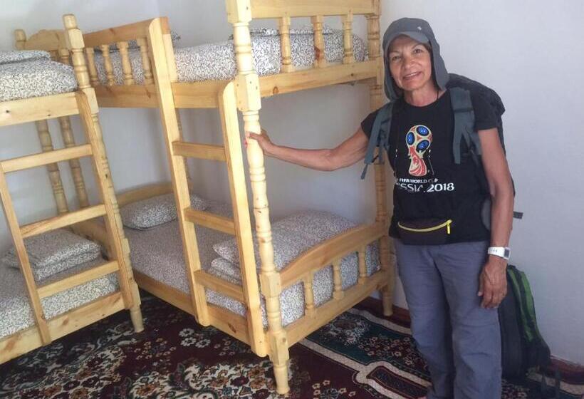 تختخواب در اتاق مشترک, Salom Hostel