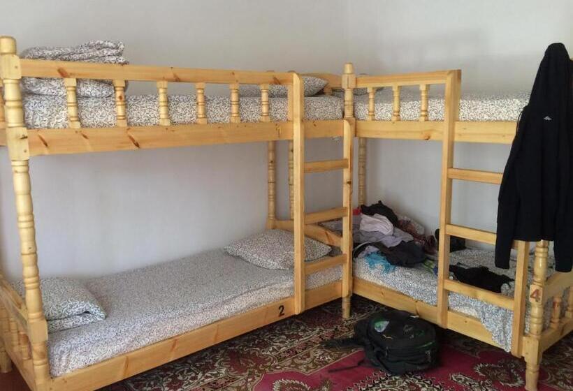 تختخواب در اتاق مشترک, Salom Hostel