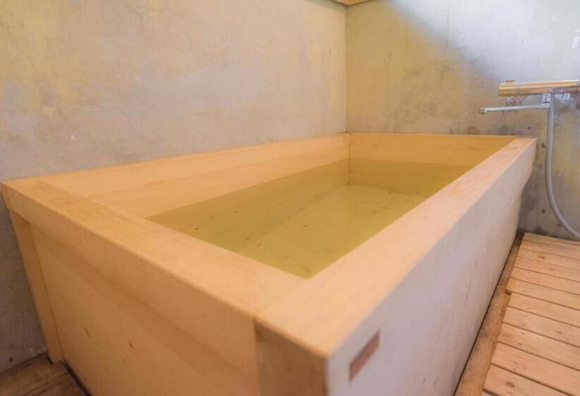 اتاق استاندارد سه تخته با سرویس بهداشتی مشترک, Hostel Yui An