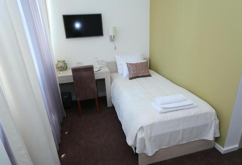 اتاق استاندارد سه نفره, Konačište Grad B&b